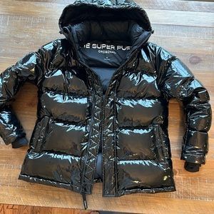 Aritzia - The Super Puff original shiny black mid length jacket